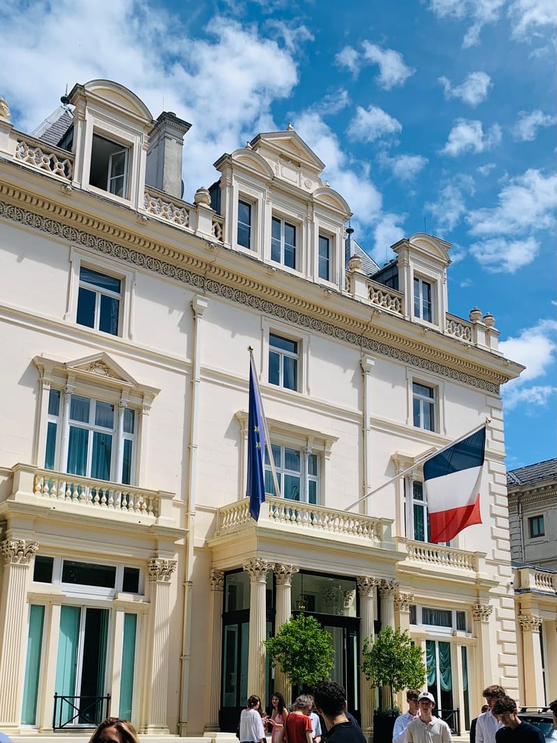 Les élèves avec la mention Très Bien à l’honneur à l’Ambassade de France